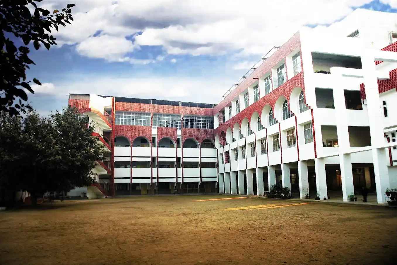 Modern School, Aliganj