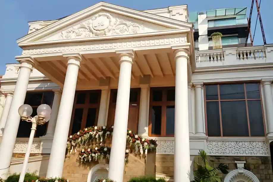 Mannat: A Glimpse Inside Shahrukh Khan’s Iconic Mumbai Home
