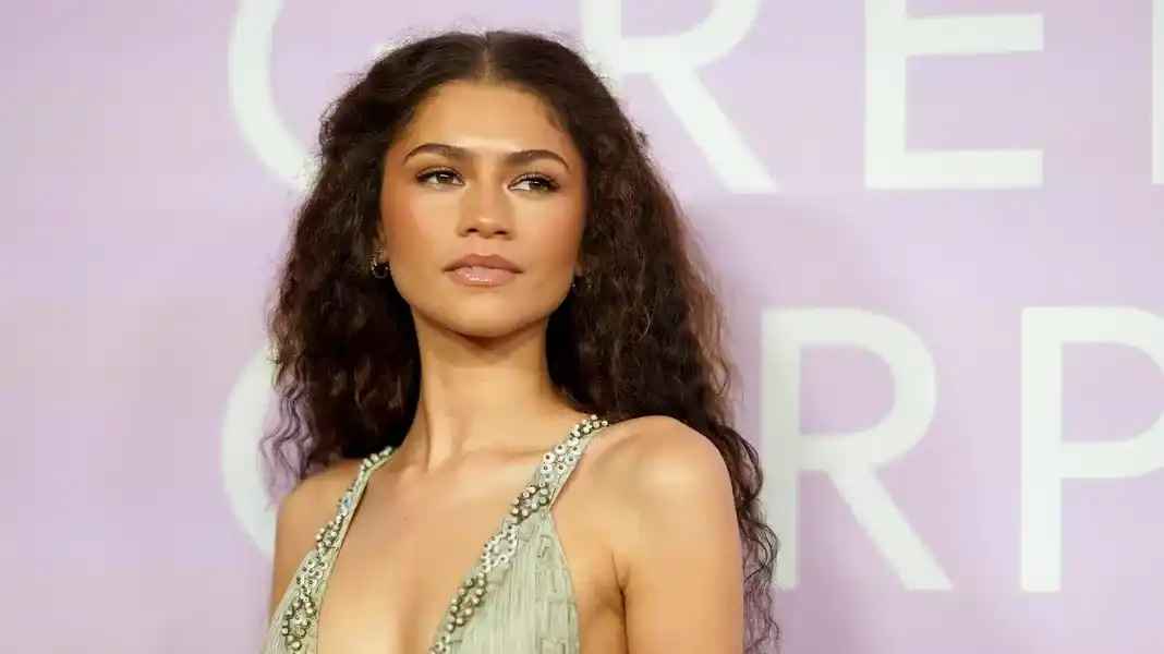 Zendaya performing