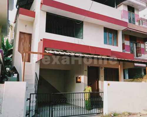 Julie is sharing a room in 3BHK Flat carousel