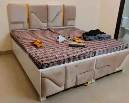 Jyoti  is sharing a room in 3BHK Flat carousel