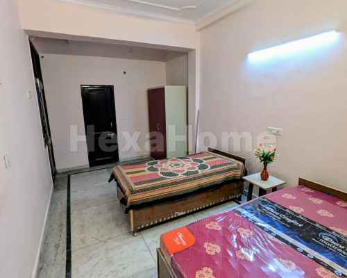 VP is sharing a room in 5+BHK Flat carousel
